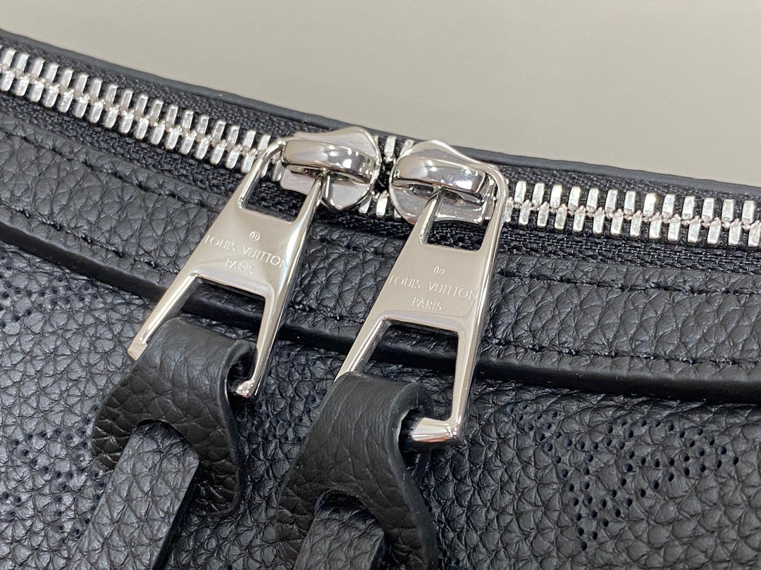 HAND IT ALL PM 29CM CUIR DE VEAU MAHINA NOIR