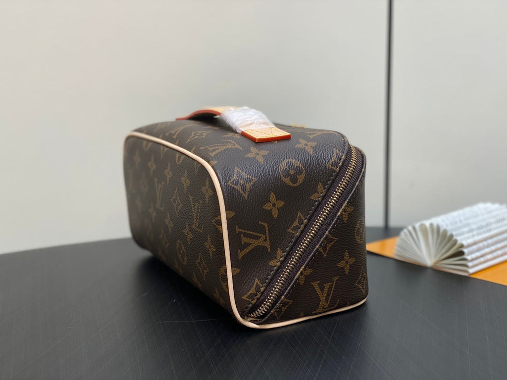 TROUSSE DE TOILETTE 24 EN TOILE MONOGRAMME MARRON