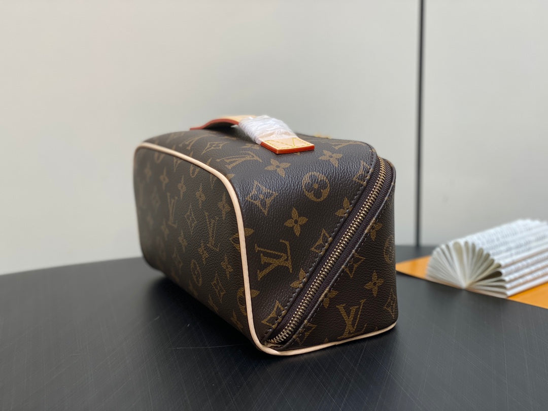 TROUSSE DE TOILETTE 24 EN TOILE MONOGRAMME MARRON
