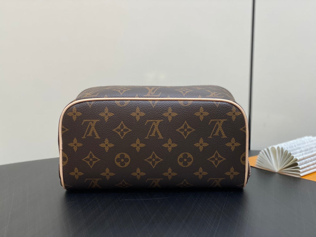 TROUSSE DE TOILETTE 24 EN TOILE MONOGRAMME MARRON