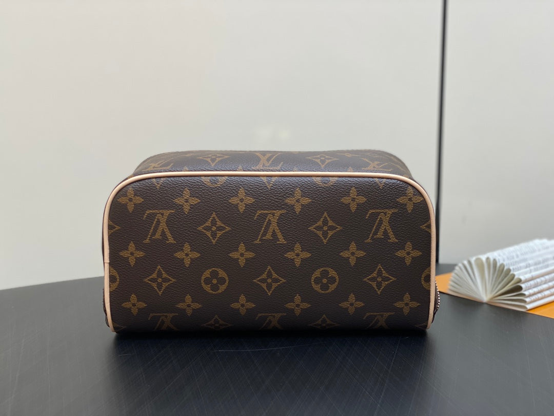 TROUSSE DE TOILETTE 24 EN TOILE MONOGRAMME MARRON