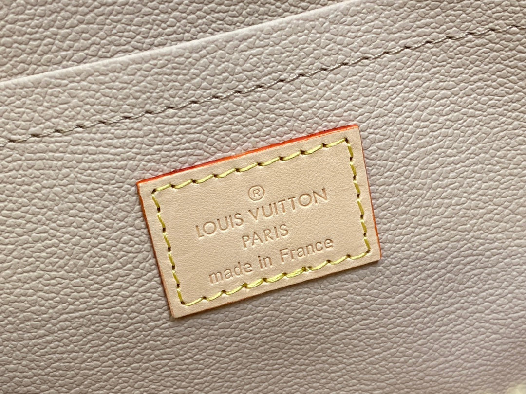 TROUSSE DE TOILETTE 24 EN TOILE MONOGRAMME MARRON