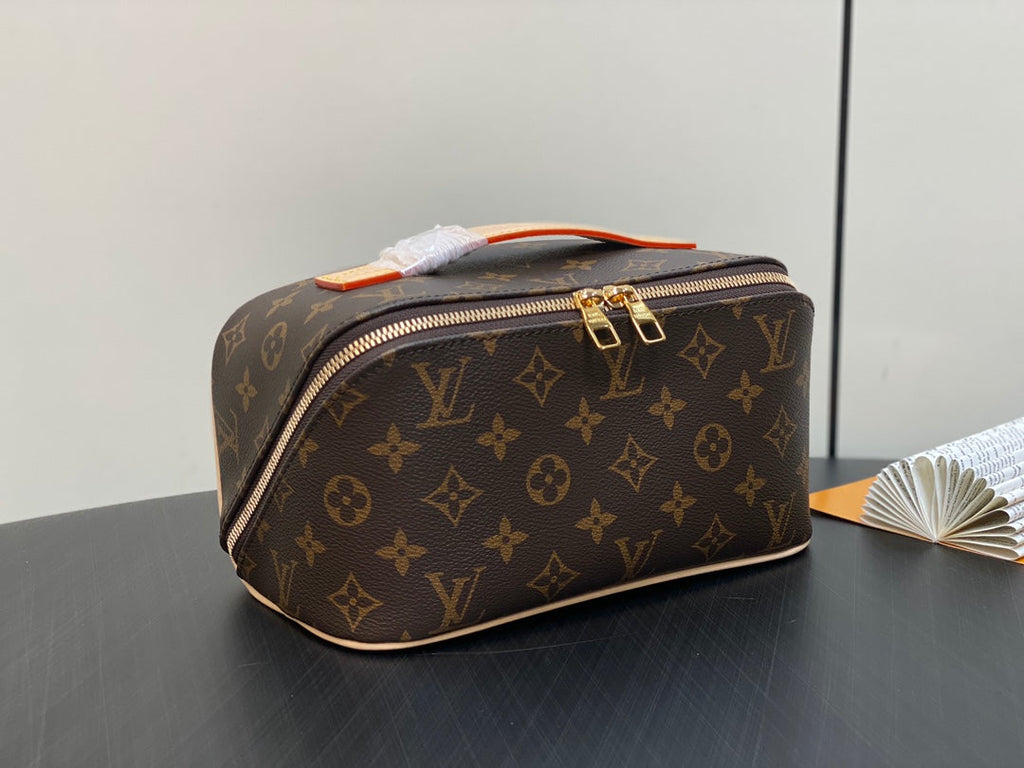 TROUSSE DE TOILETTE 24 EN TOILE MONOGRAMME MARRON