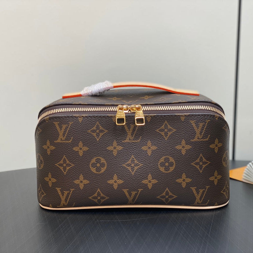 TROUSSE DE TOILETTE 24 EN TOILE MONOGRAMME MARRON