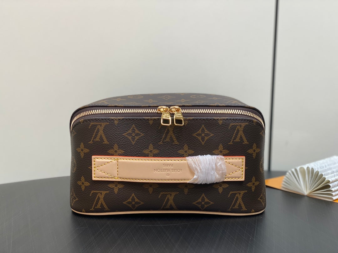 TROUSSE DE TOILETTE 24 EN TOILE MONOGRAMME MARRON