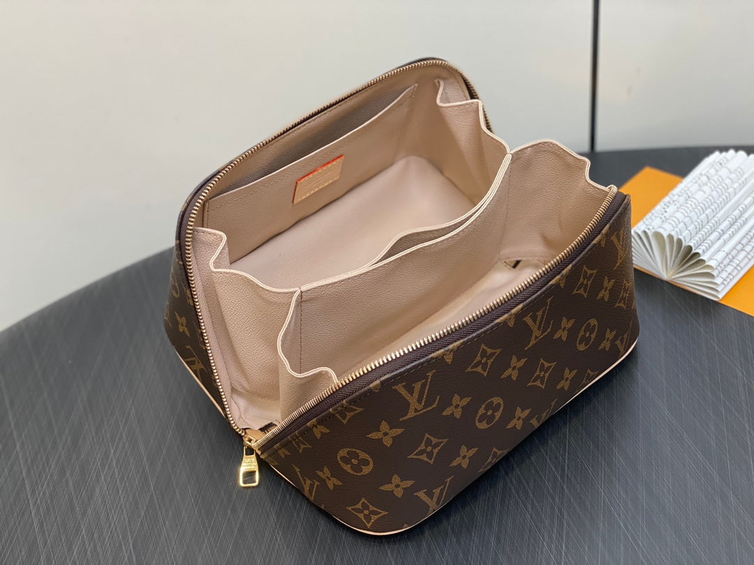 TROUSSE DE TOILETTE 24 EN TOILE MONOGRAMME MARRON