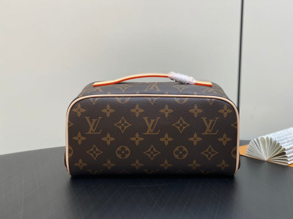 TROUSSE DE TOILETTE 24 EN TOILE MONOGRAMME MARRON