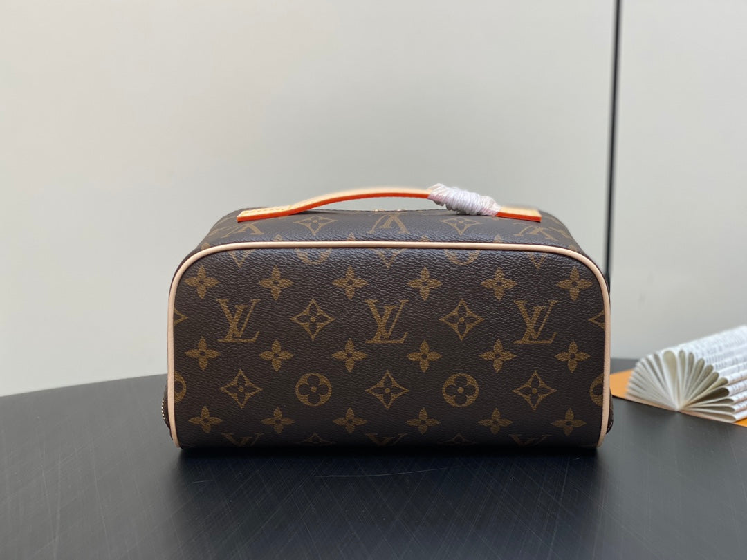 TROUSSE DE TOILETTE 24 EN TOILE MONOGRAMME MARRON