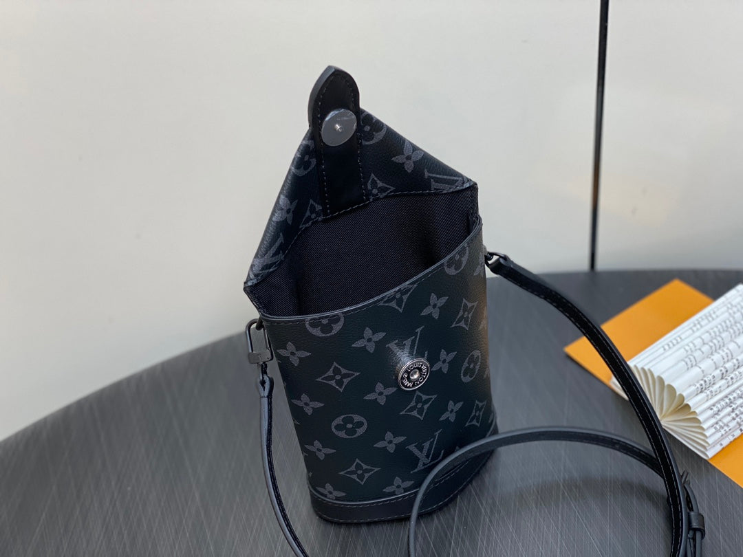 POCHETTE ENVELOPPE 18 EN TOILE ECLIPSE MONOGRAMME NOIRE