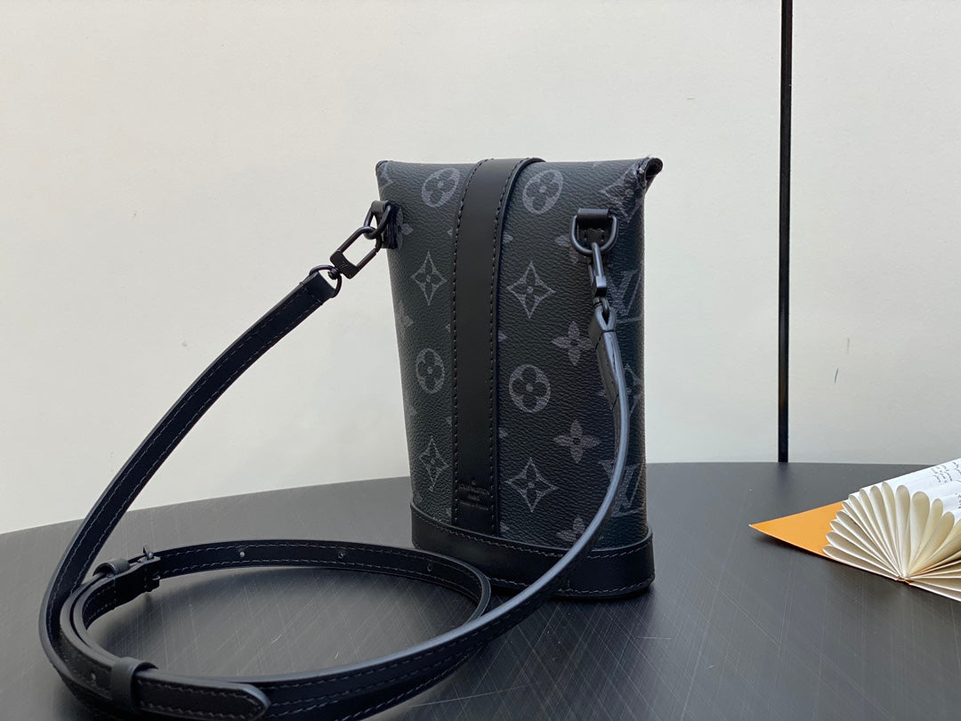 POCHETTE ENVELOPPE 18 EN TOILE ECLIPSE MONOGRAMME NOIRE