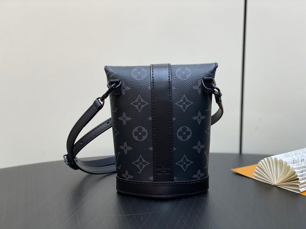 POCHETTE ENVELOPPE 18 EN TOILE ECLIPSE MONOGRAMME NOIRE