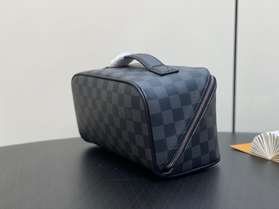 TROUSSE DE TOILETTE 24 EN TOILE DAMIER GRAPHITE NOIRE