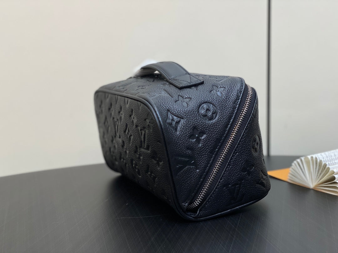 TROUSSE DE TOILETTE 24 EN CUIR DE VEAU ESTAMPÉ MONOGRAMME NOIR