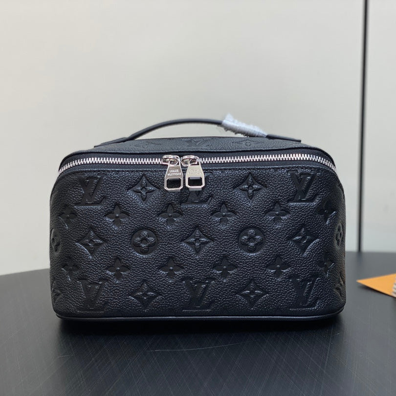 TROUSSE DE TOILETTE 24 EN CUIR DE VEAU ESTAMPÉ MONOGRAMME NOIR