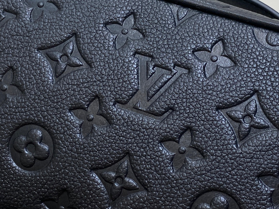 TROUSSE DE TOILETTE 24 EN CUIR DE VEAU ESTAMPÉ MONOGRAMME NOIR