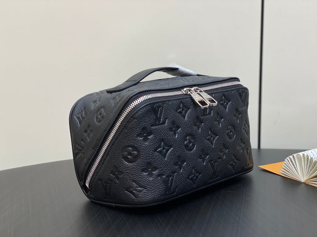 TROUSSE DE TOILETTE 24 EN CUIR DE VEAU ESTAMPÉ MONOGRAMME NOIR