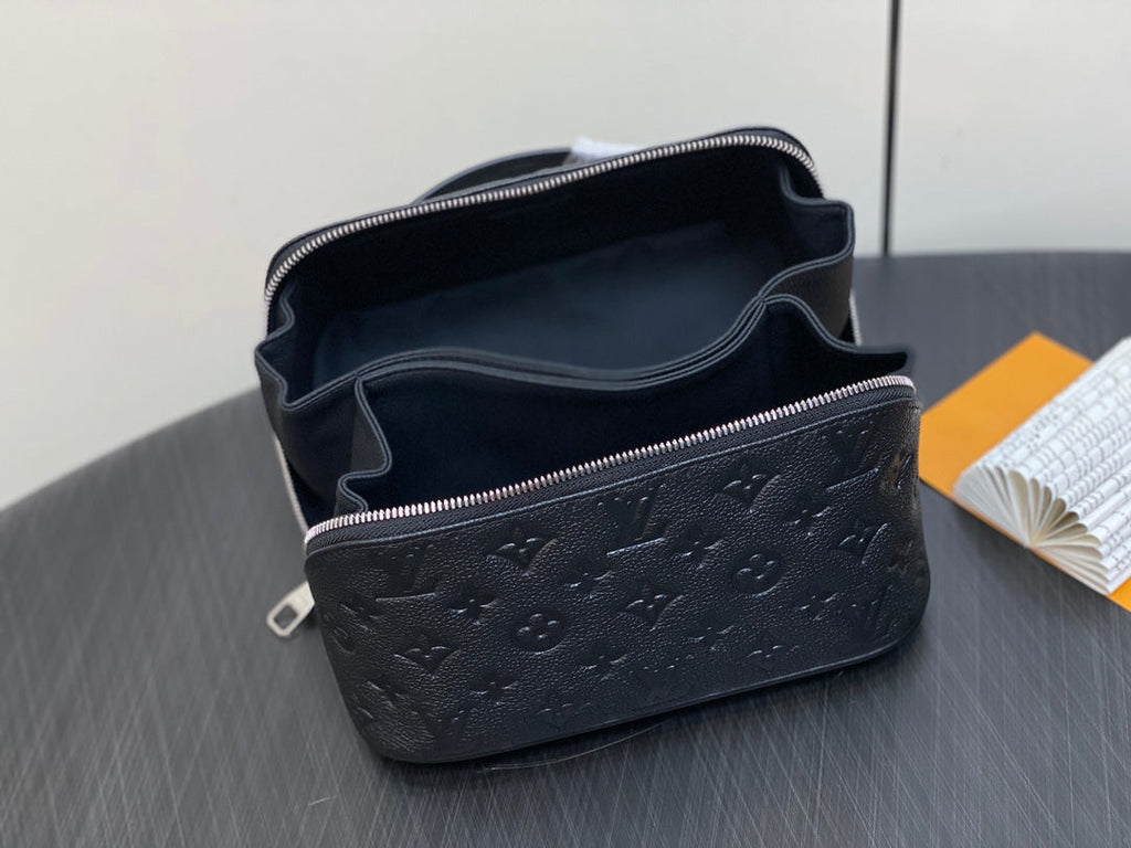 TROUSSE DE TOILETTE 24 EN CUIR DE VEAU ESTAMPÉ MONOGRAMME NOIR