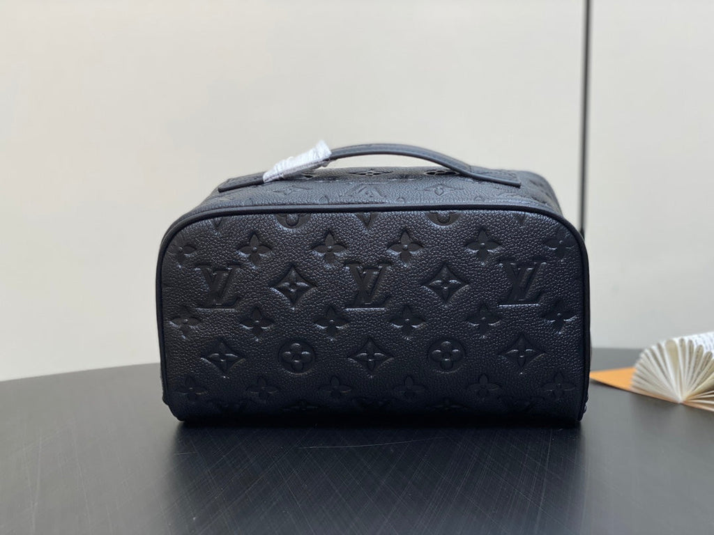 TROUSSE DE TOILETTE 24 EN CUIR DE VEAU ESTAMPÉ MONOGRAMME NOIR