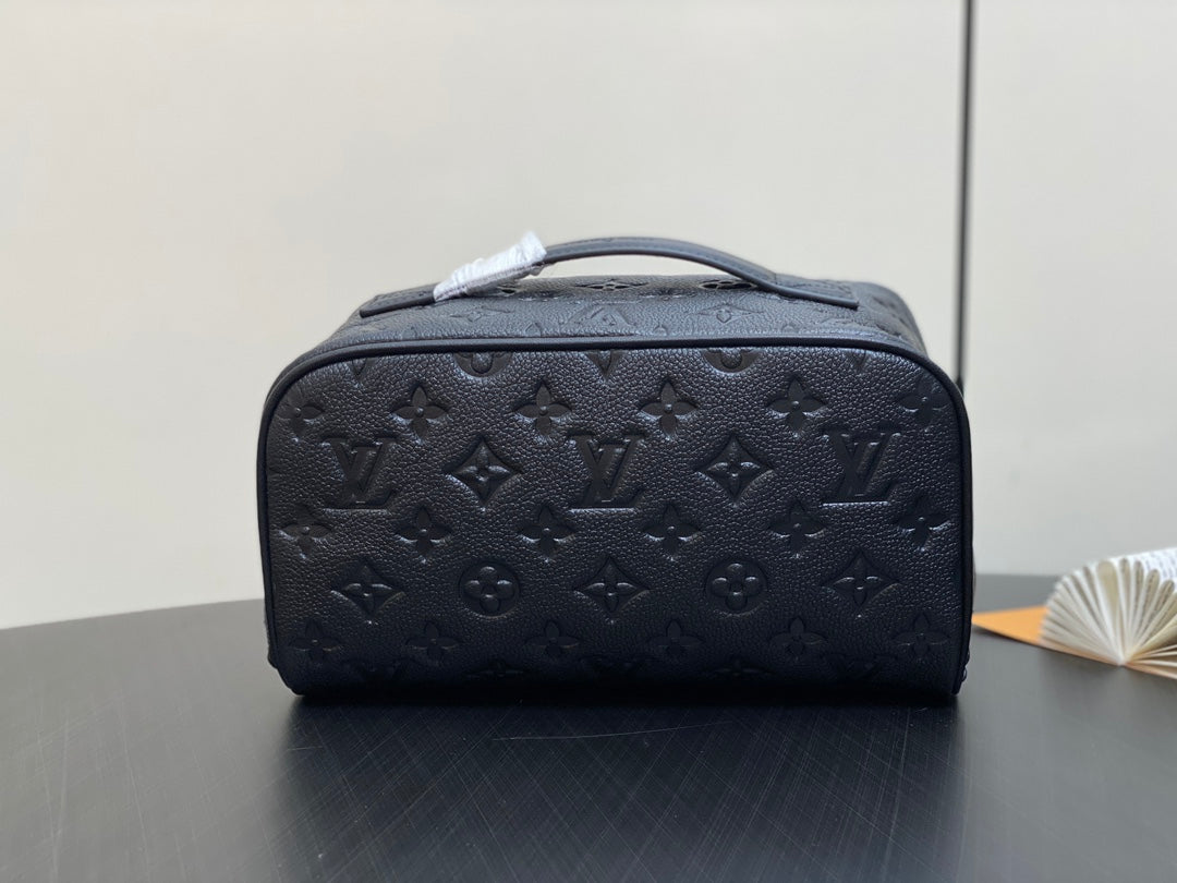 TROUSSE DE TOILETTE 24 EN CUIR DE VEAU ESTAMPÉ MONOGRAMME NOIR
