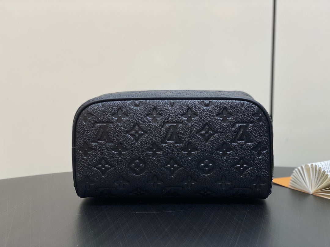 TROUSSE DE TOILETTE 24 EN CUIR DE VEAU ESTAMPÉ MONOGRAMME NOIR