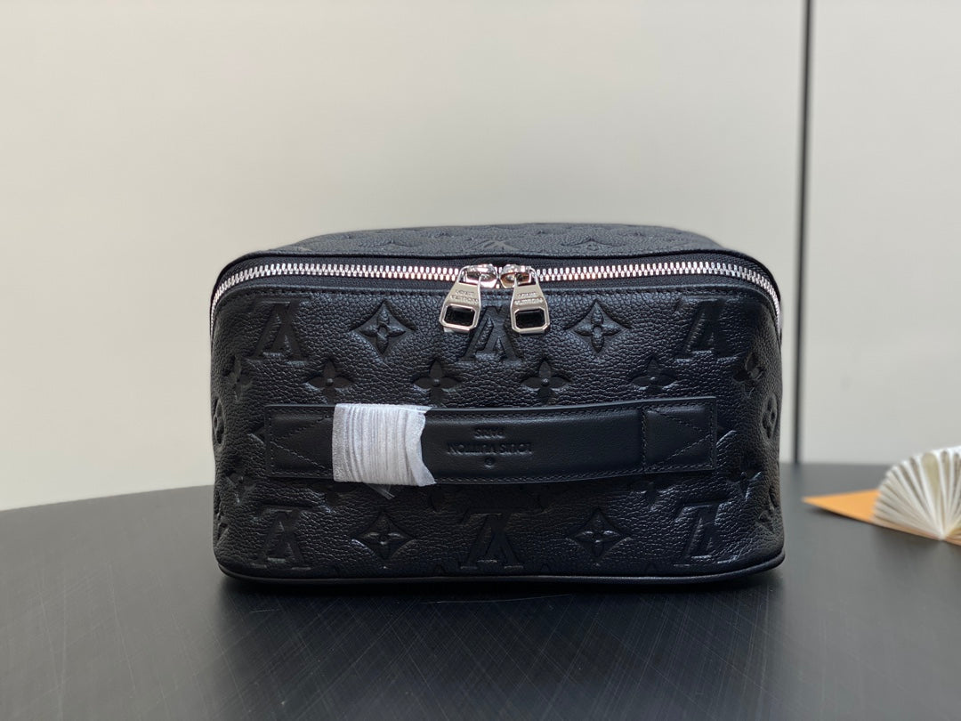 TROUSSE DE TOILETTE 24 EN CUIR DE VEAU ESTAMPÉ MONOGRAMME NOIR