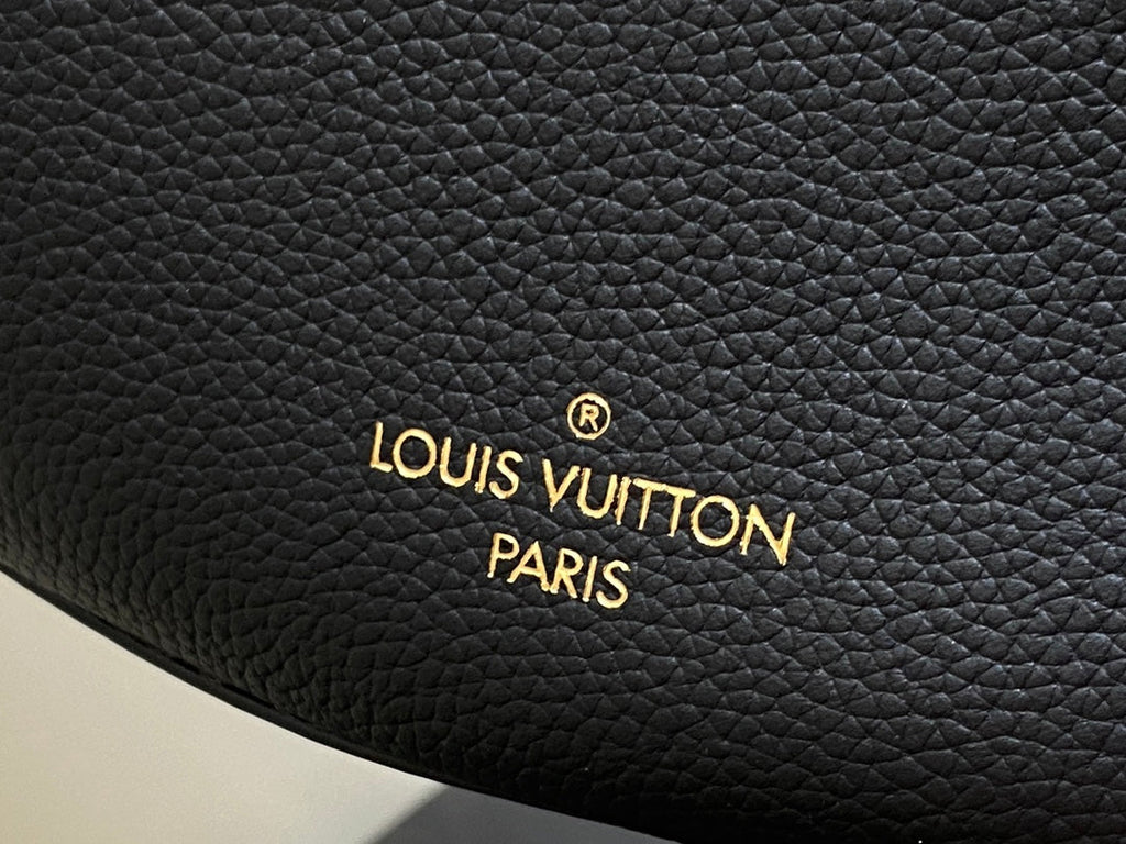 SAC BANANE LOW KEY 28CM EN CUIR DE VEAU NOIR