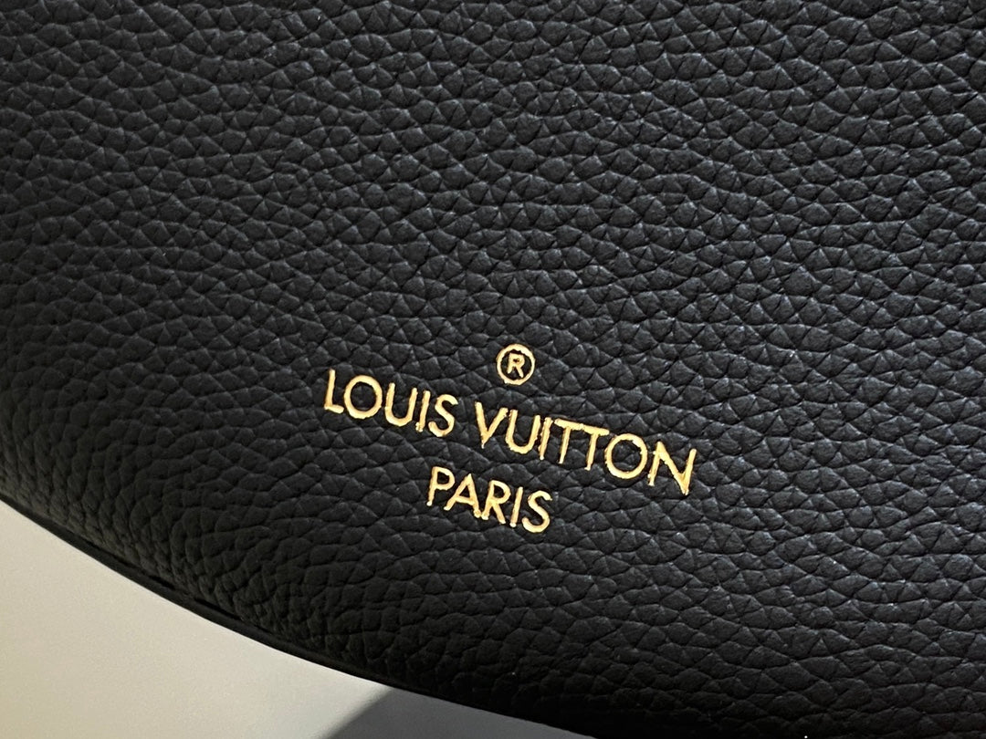 SAC BANANE LOW KEY 28CM EN CUIR DE VEAU NOIR