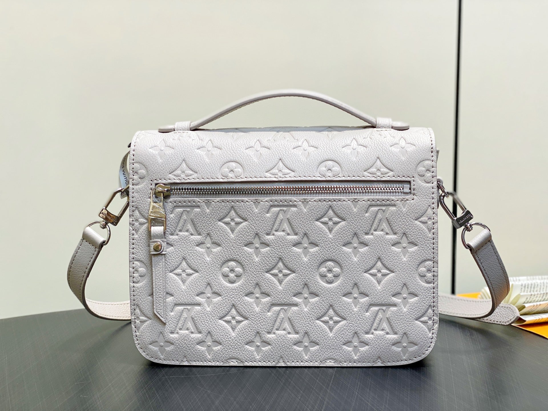 LV POCHETTE METIS 25CM CUIR EMPREINTE MONOGRAMME BLANC 331021