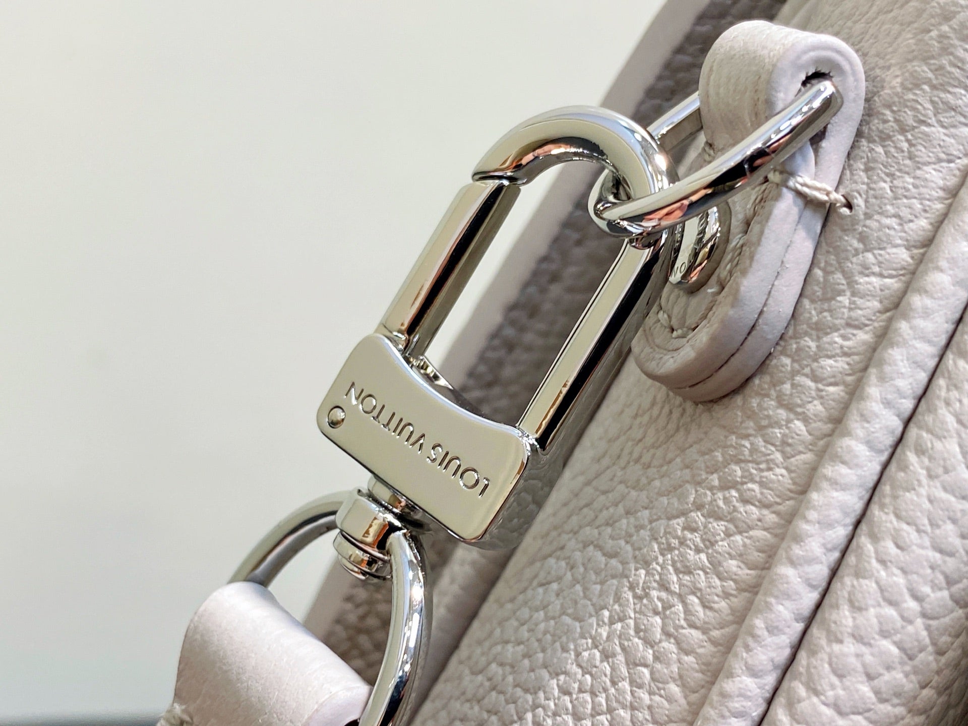 LV POCHETTE METIS 25CM WHITE MONOGRAM EMPREINTE LEATHER 331021