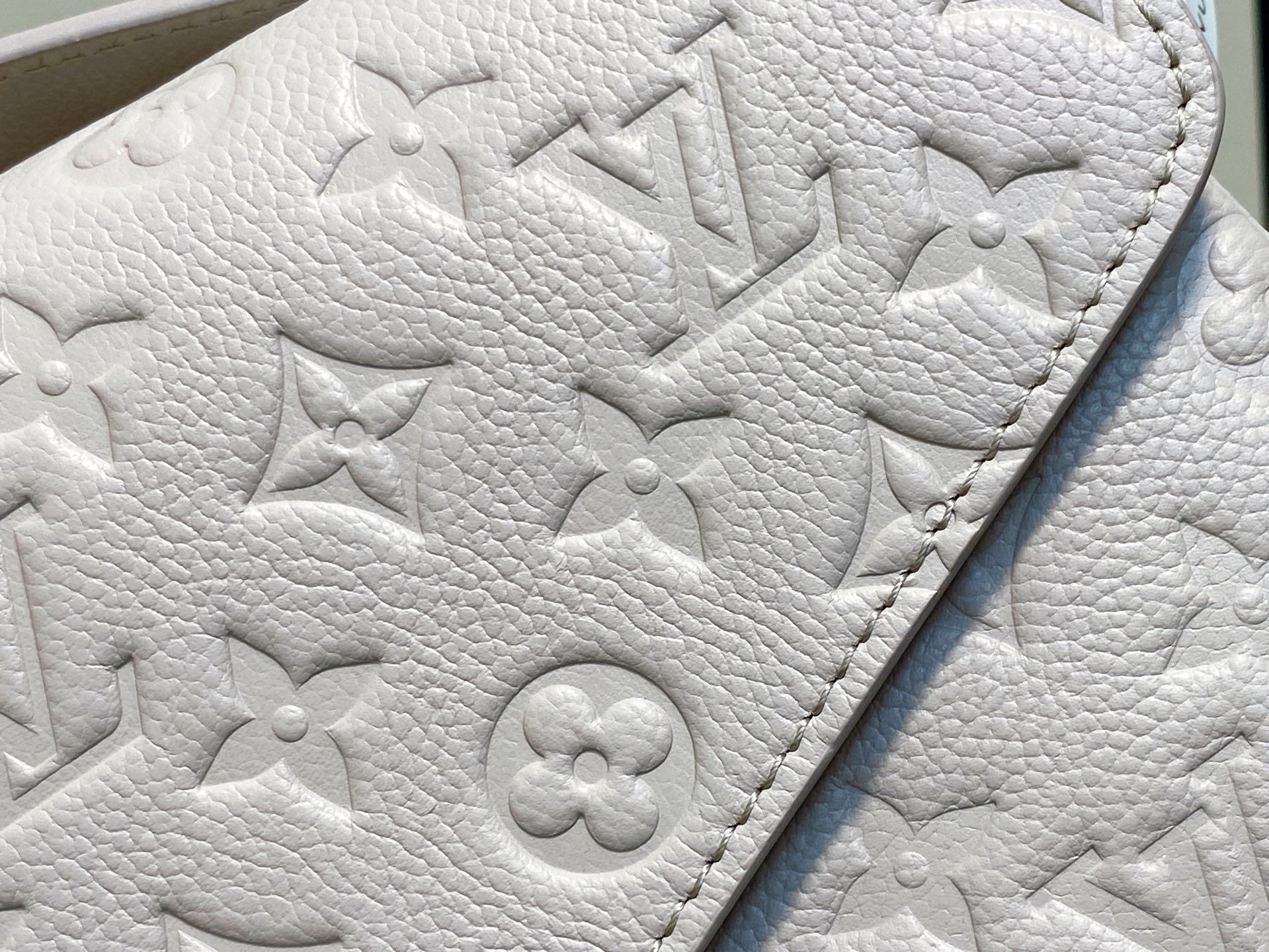 LV POCHETTE METIS 25CM WHITE MONOGRAM EMPREINTE LEATHER 331021