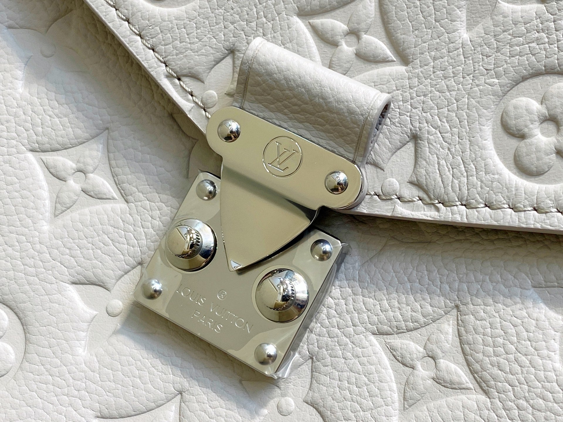 LV POCHETTE METIS 25CM WHITE MONOGRAM EMPREINTE LEATHER 331021