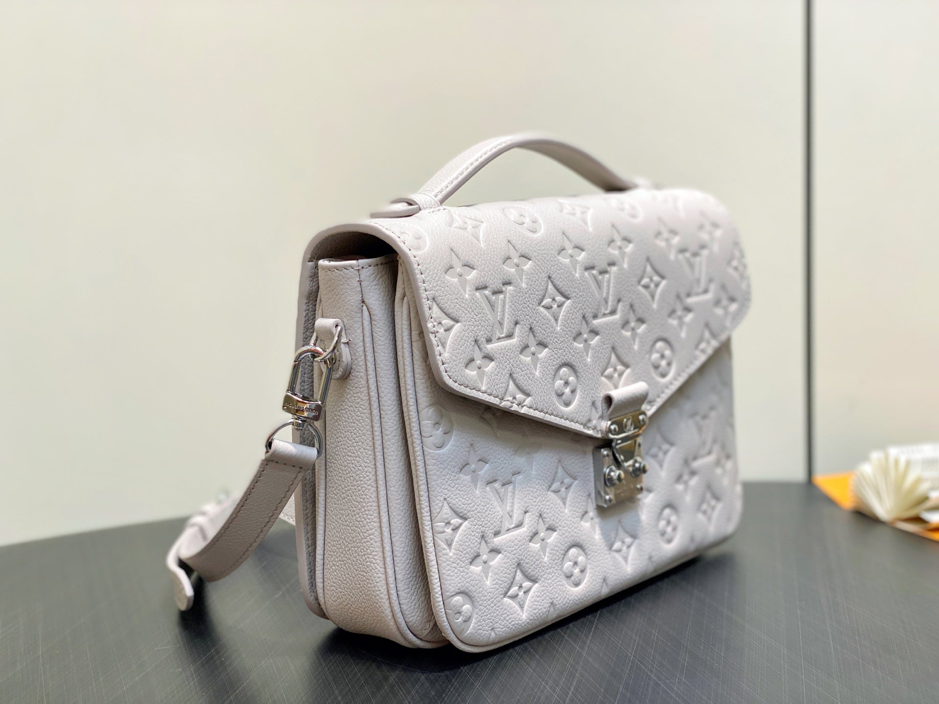 LV POCHETTE METIS 25CM CUIR EMPREINTE MONOGRAMME BLANC 331021