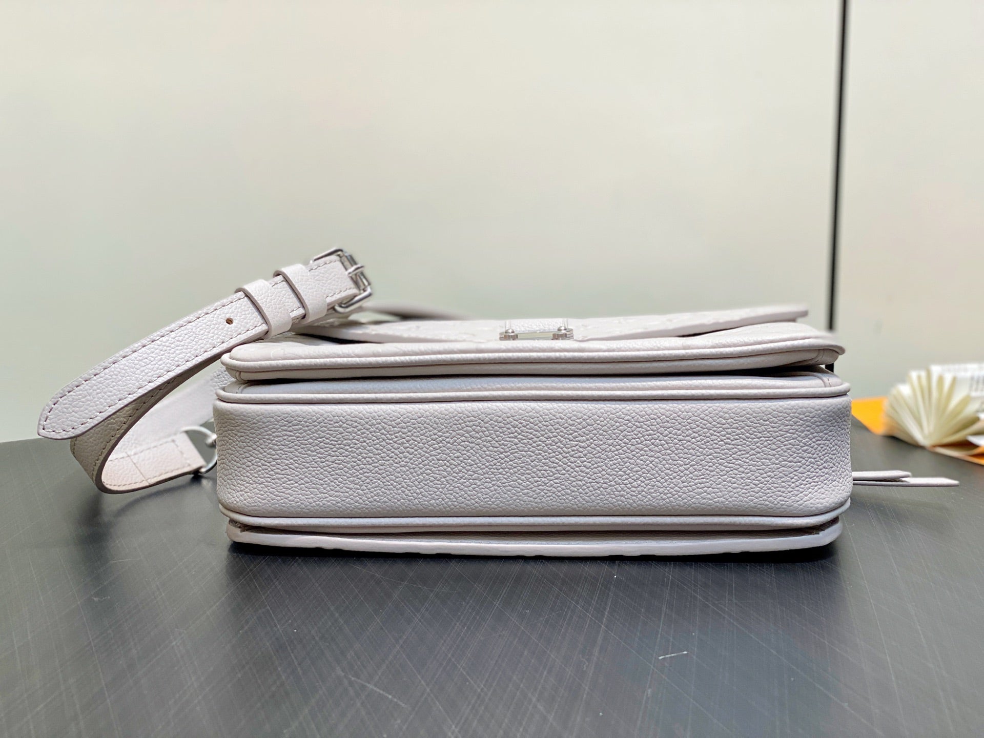 LV POCHETTE METIS 25CM WHITE MONOGRAM EMPREINTE LEATHER 331021