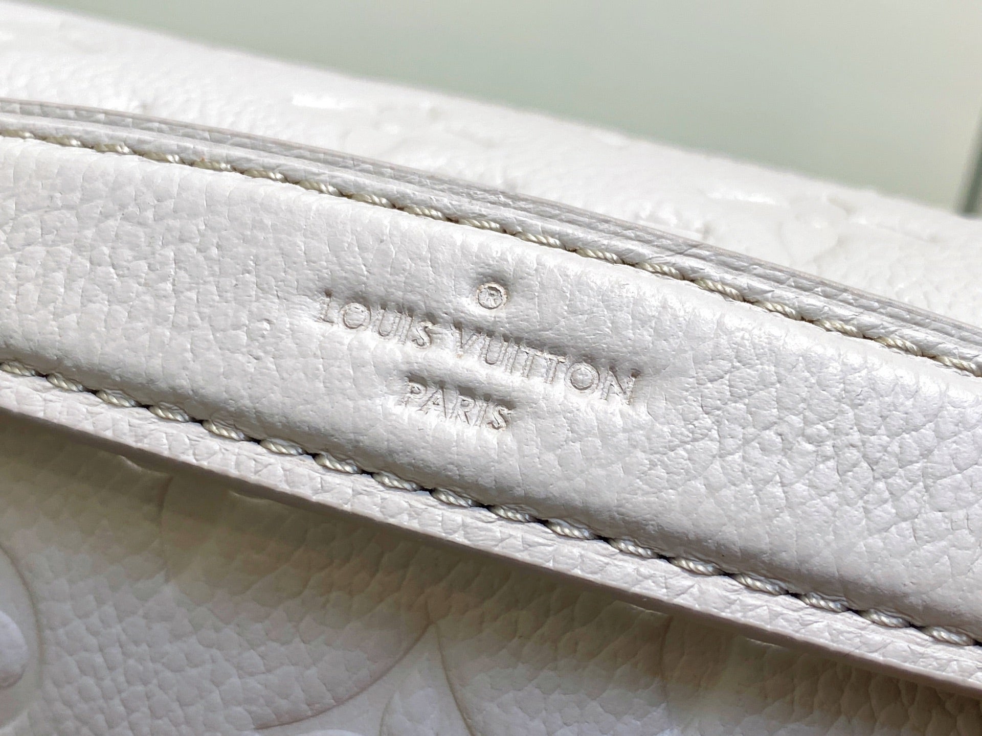 LV POCHETTE METIS 25CM CUIR EMPREINTE MONOGRAMME BLANC 331021