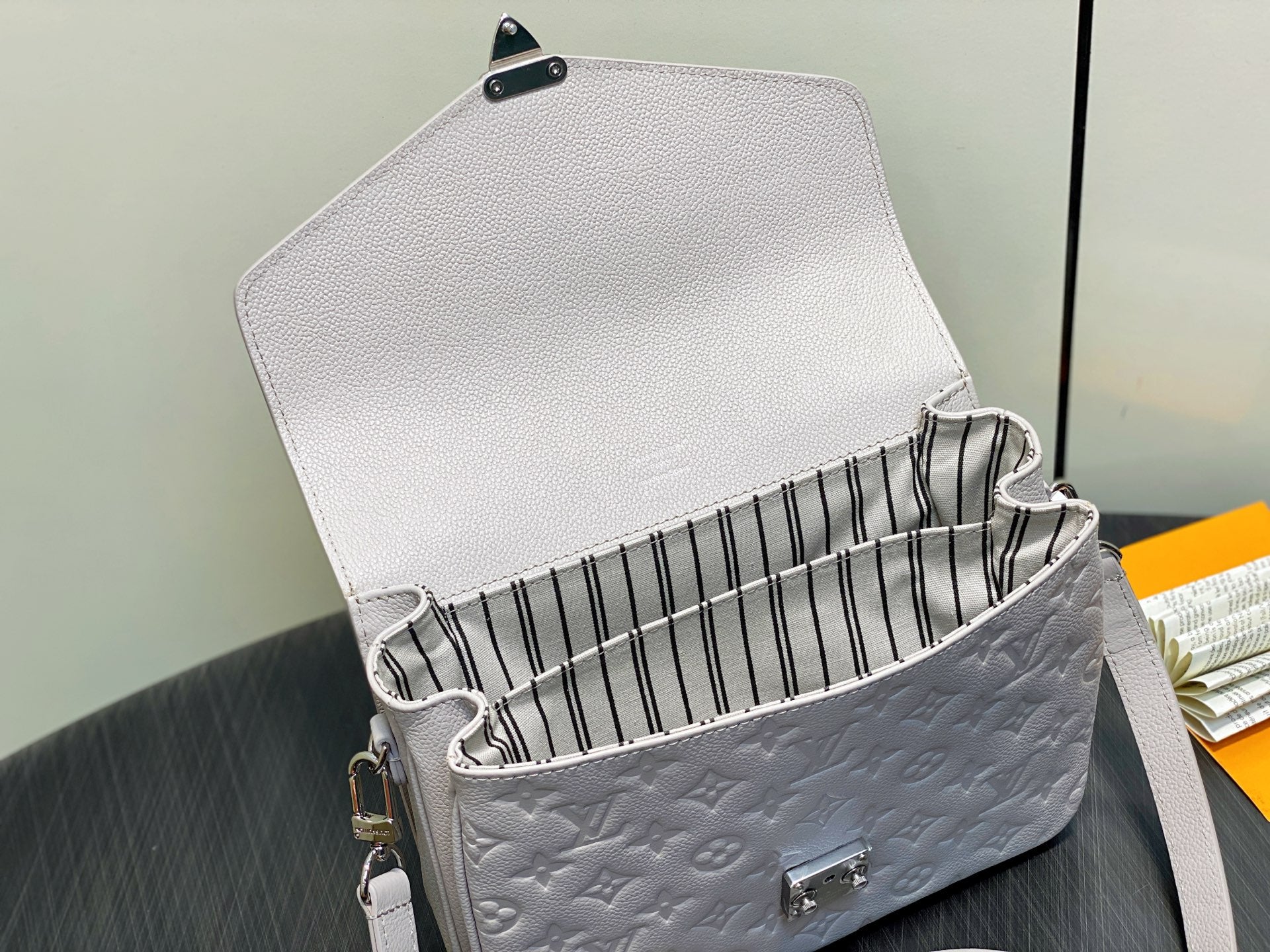 LV POCHETTE METIS 25CM CUIR EMPREINTE MONOGRAMME BLANC 331021