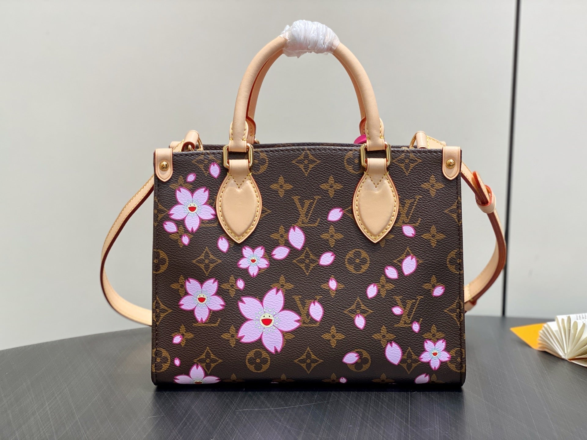 LV X TM ONTHEGO PM 25CM TOILE MONOGRAMME SAKURA MARRON FLEUR DE CERISIER
