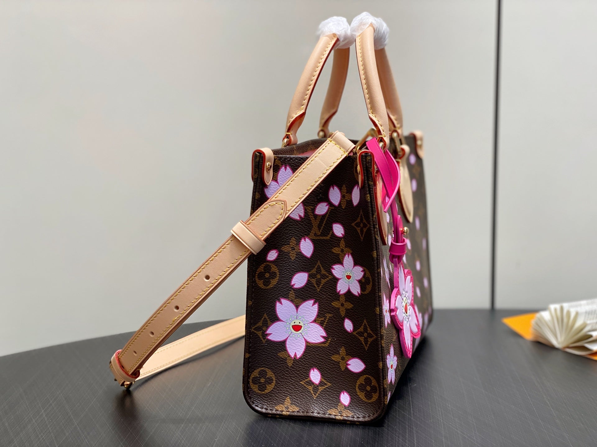 LV X TM ONTHEGO PM 25CM TOILE MONOGRAMME SAKURA MARRON FLEUR DE CERISIER