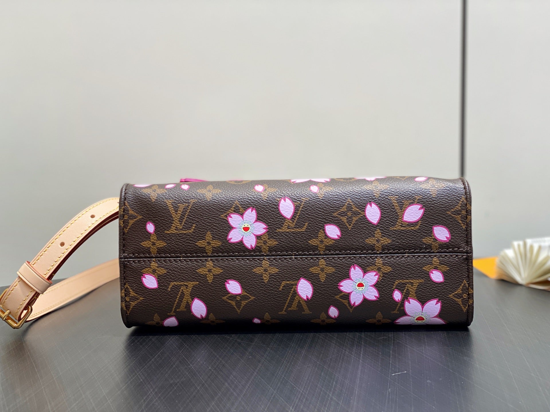 LV X TM ONTHEGO PM 25CM TOILE MONOGRAMME SAKURA MARRON FLEUR DE CERISIER
