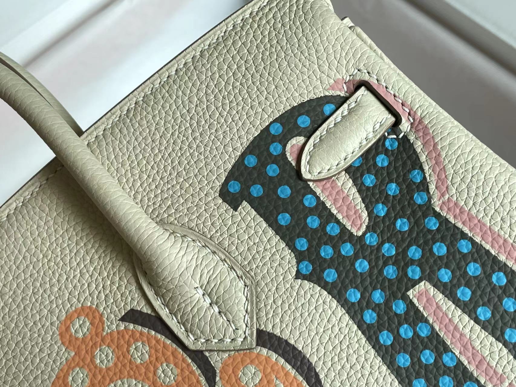 SAC BIRKIN 25 EN CUIR DE VEAU BLANC CRÈME AVEC AUTOCOLLANT COLORÉ (FABRIQUÉ SUR COMMANDE)