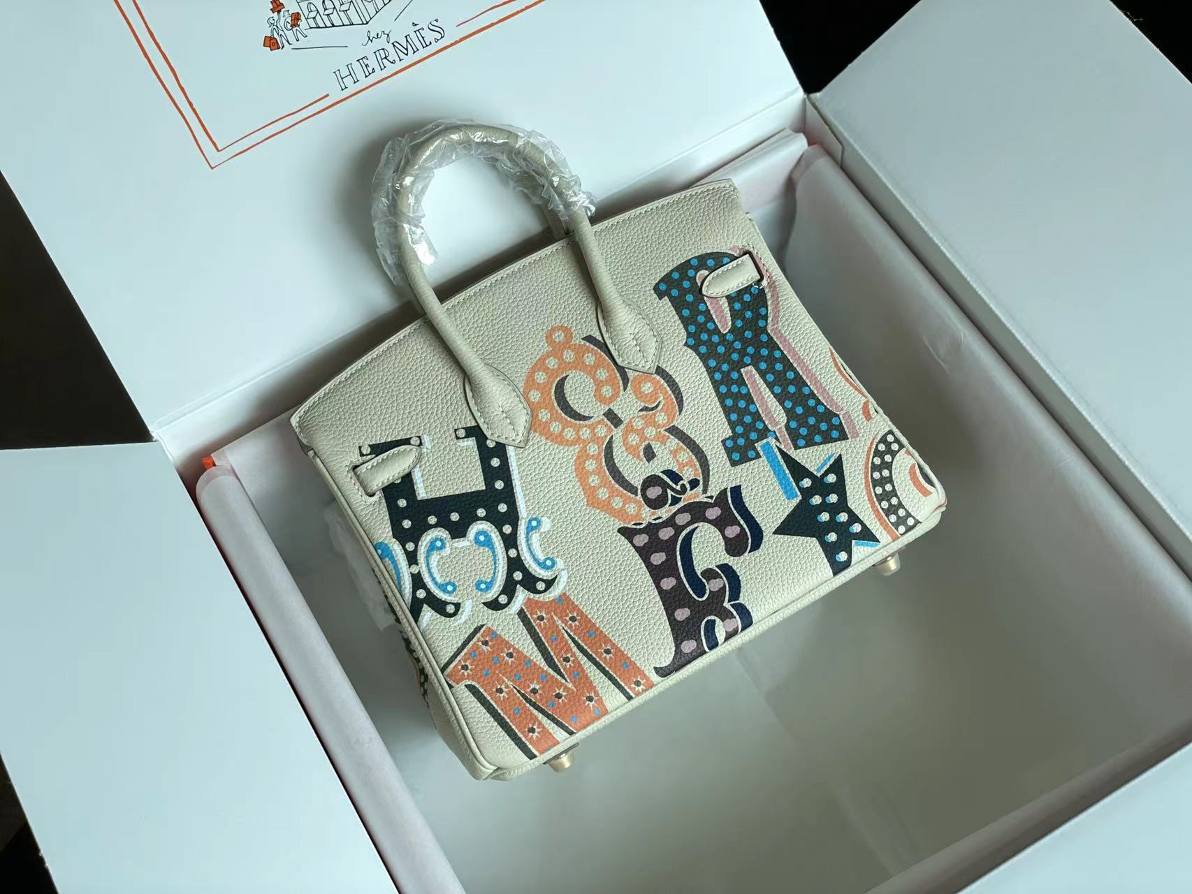 SAC BIRKIN 25 EN CUIR DE VEAU BLANC CRÈME AVEC AUTOCOLLANT COLORÉ (FABRIQUÉ SUR COMMANDE)