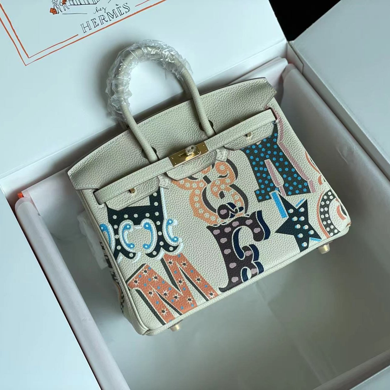 SAC BIRKIN 25 EN CUIR DE VEAU BLANC CRÈME AVEC AUTOCOLLANT COLORÉ (FABRIQUÉ SUR COMMANDE)