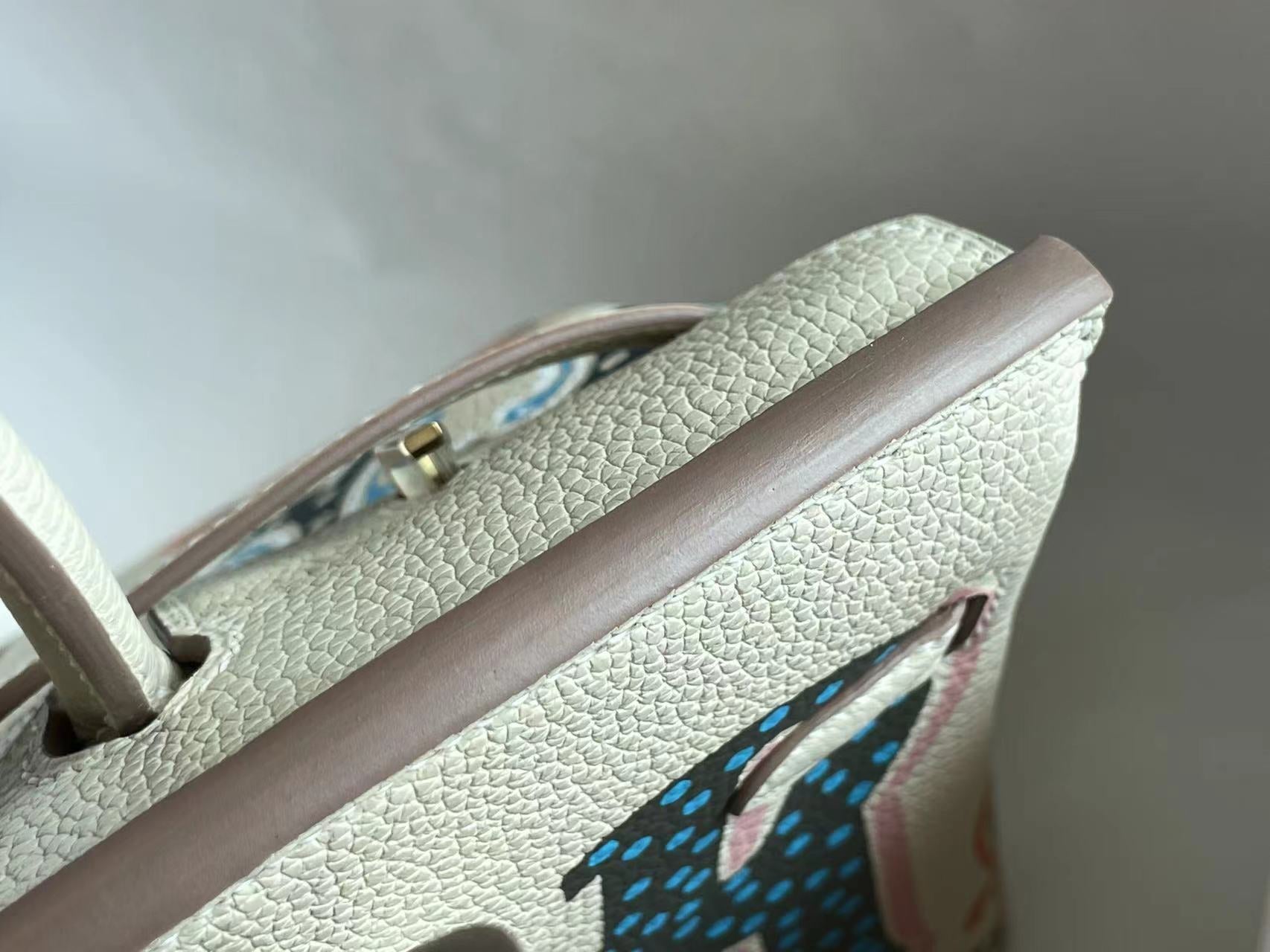 SAC BIRKIN 25 EN CUIR DE VEAU BLANC CRÈME AVEC AUTOCOLLANT COLORÉ (FABRIQUÉ SUR COMMANDE)