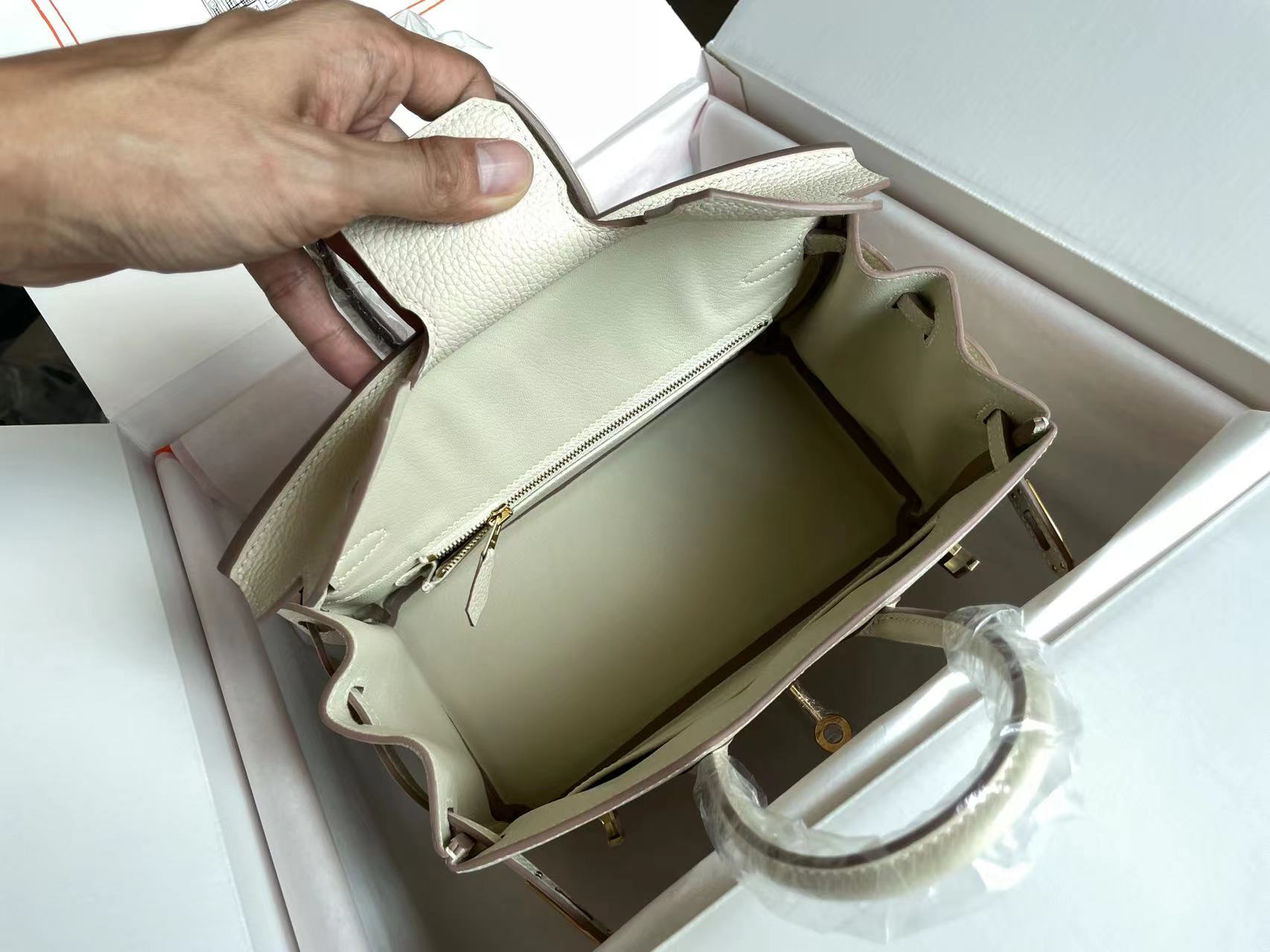 SAC BIRKIN 25 EN CUIR DE VEAU BLANC CRÈME AVEC AUTOCOLLANT COLORÉ (FABRIQUÉ SUR COMMANDE)