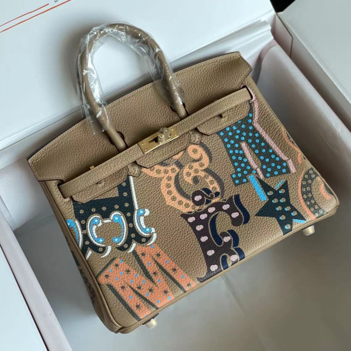 Sac Birkin 25 en cuir de veau marron cacahuète avec autocollant coloré (fabriqué sur commande)