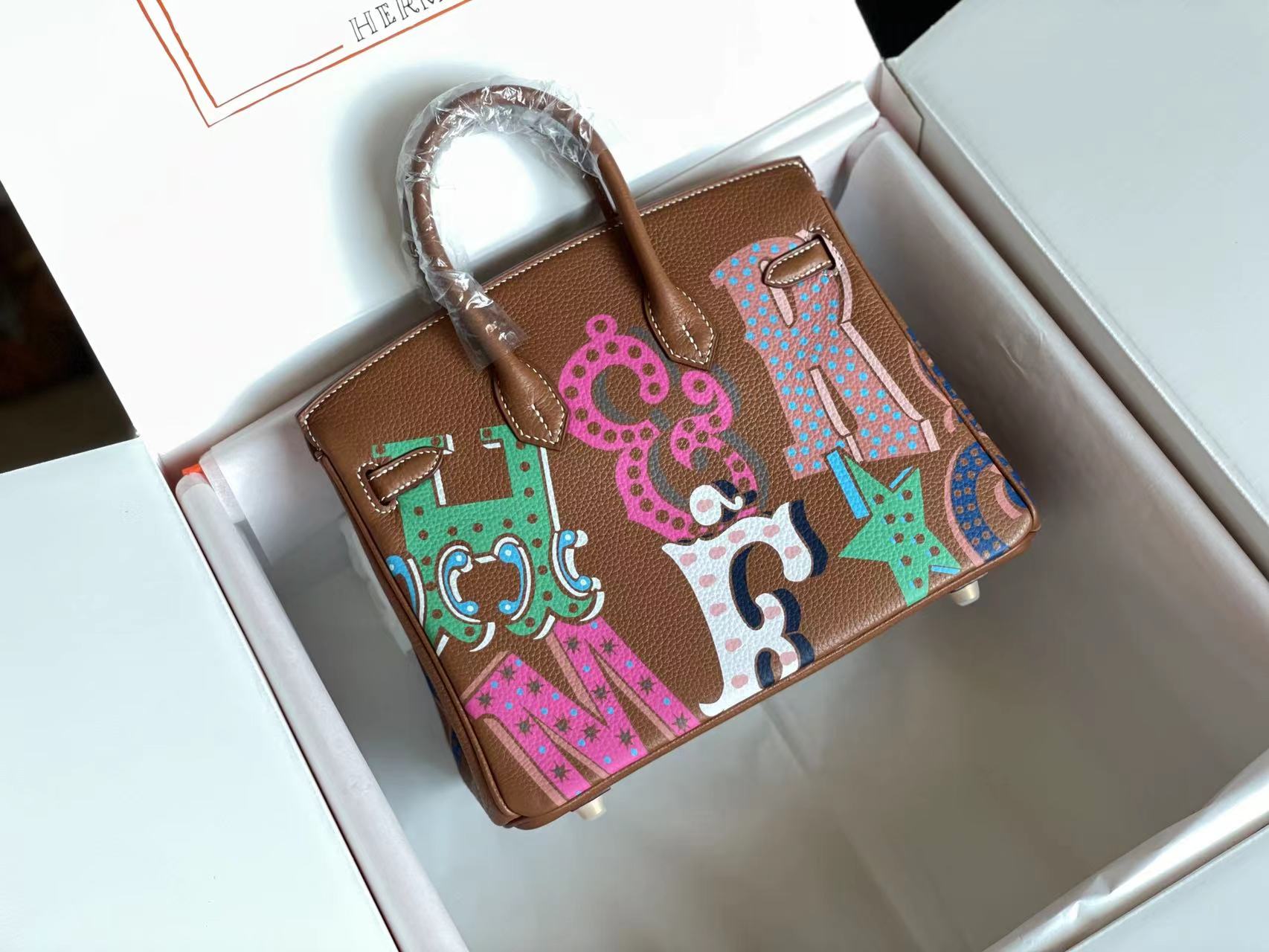 SAC BIRKIN 25 EN CUIR DE VEAU MARRON CHOCOLAT AVEC AUTOCOLLANT COLORÉ (FABRIQUÉ SUR COMMANDE)