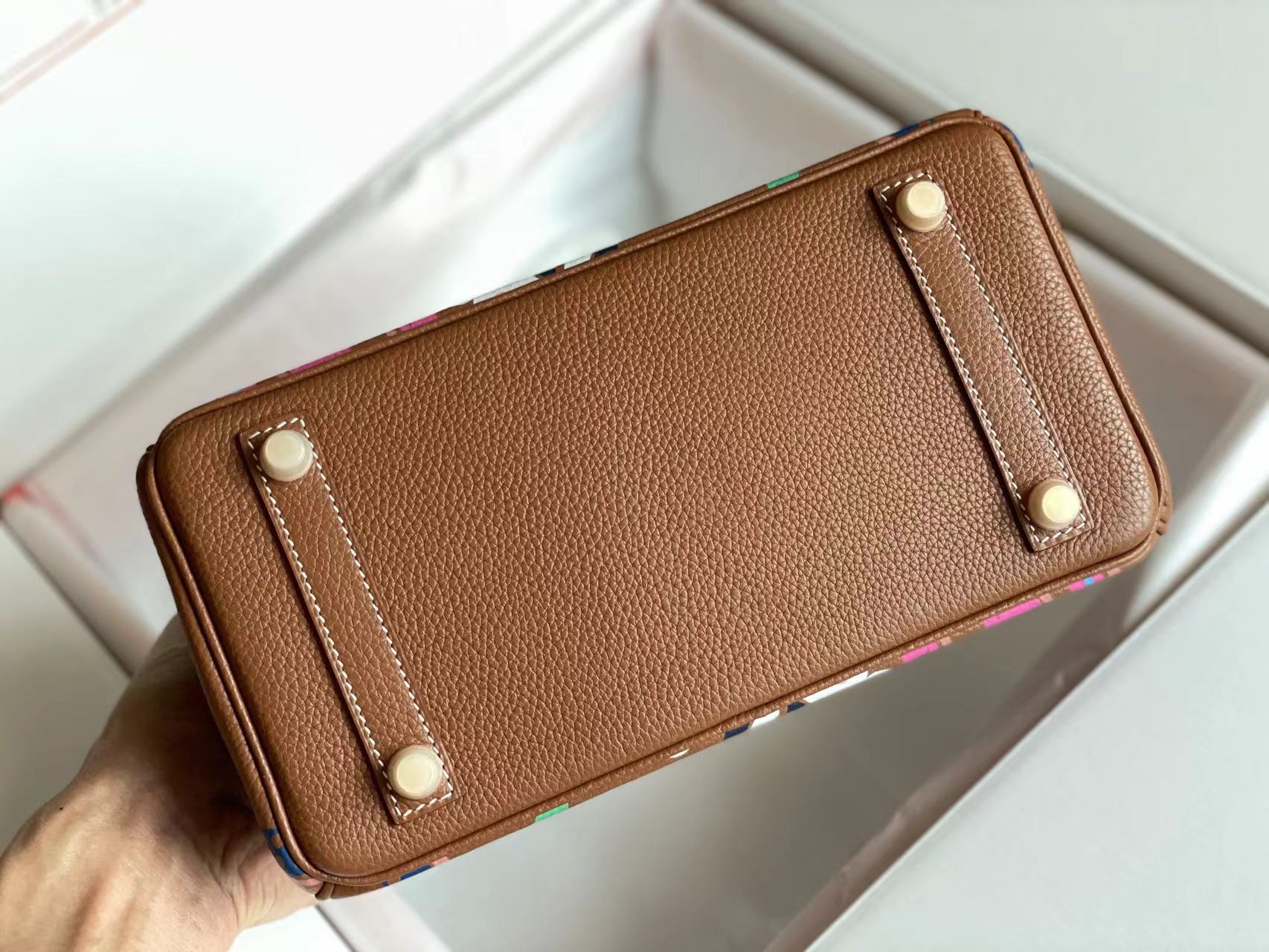 SAC BIRKIN 25 EN CUIR DE VEAU MARRON CHOCOLAT AVEC AUTOCOLLANT COLORÉ (FABRIQUÉ SUR COMMANDE)