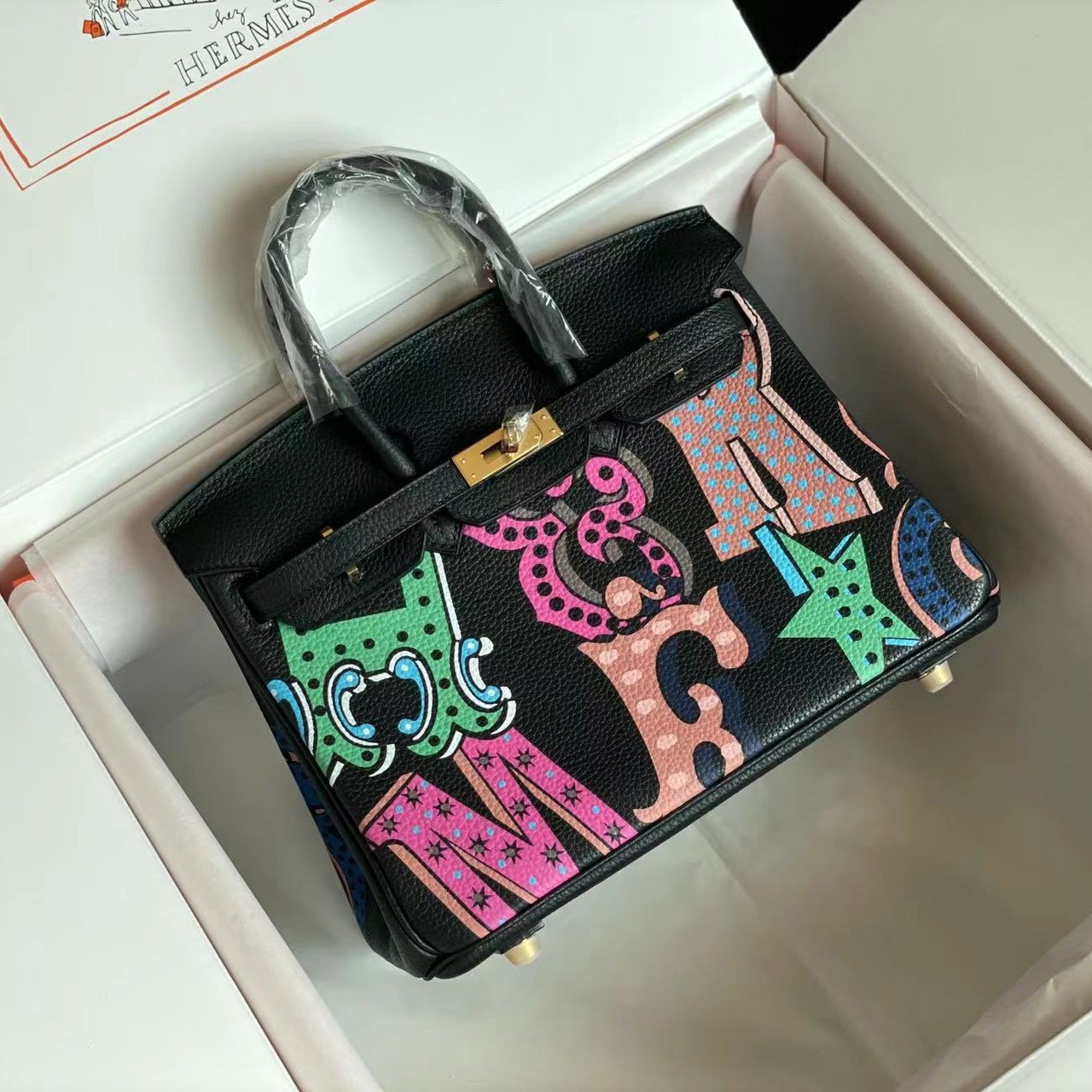 SAC BIRKIN 25 EN CUIR DE VEAU NOIR AVEC AUTOCOLLANT COLORÉ (FABRIQUÉ SUR COMMANDE)