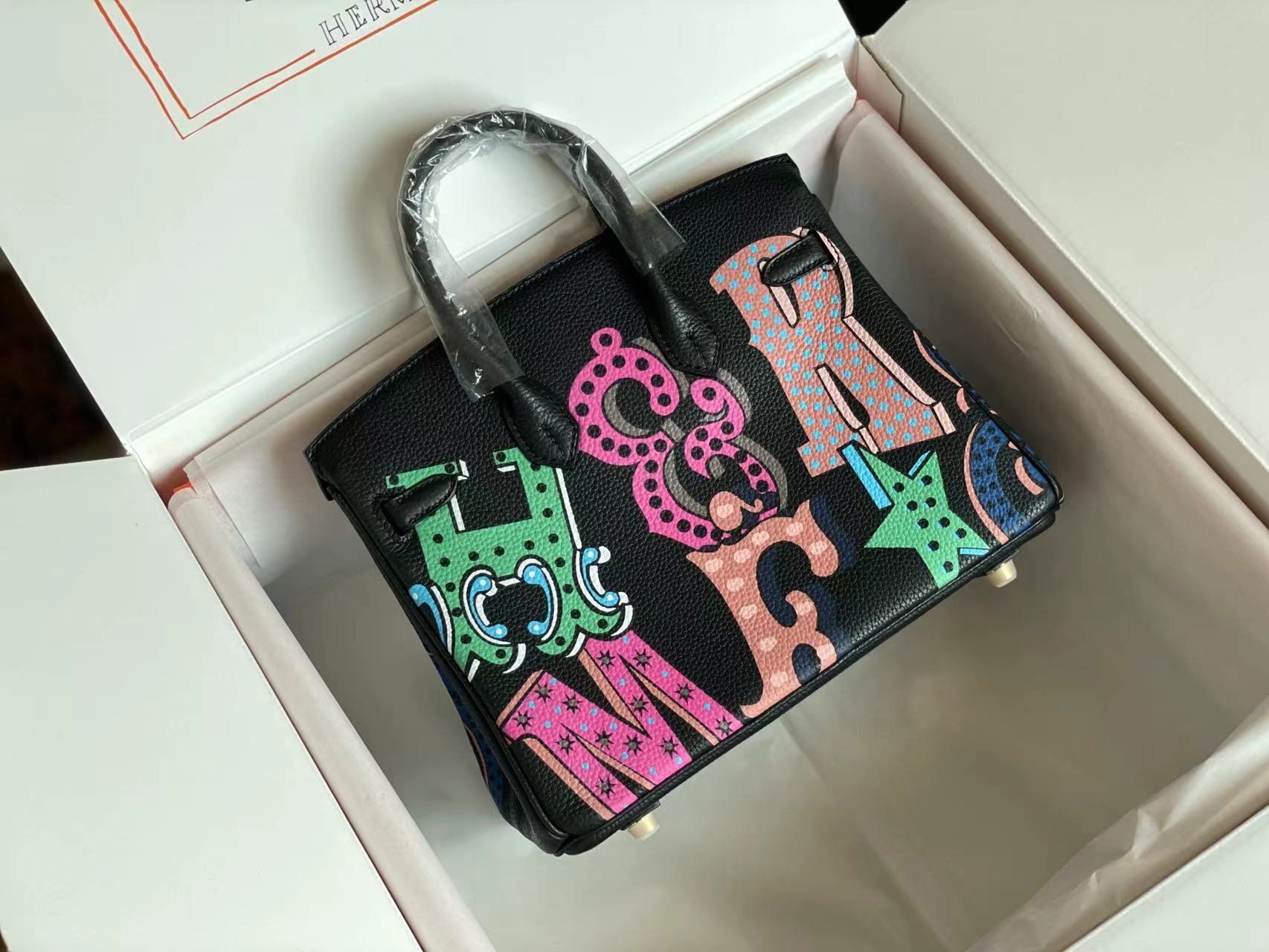 SAC BIRKIN 25 EN CUIR DE VEAU NOIR AVEC AUTOCOLLANT COLORÉ (FABRIQUÉ SUR COMMANDE)