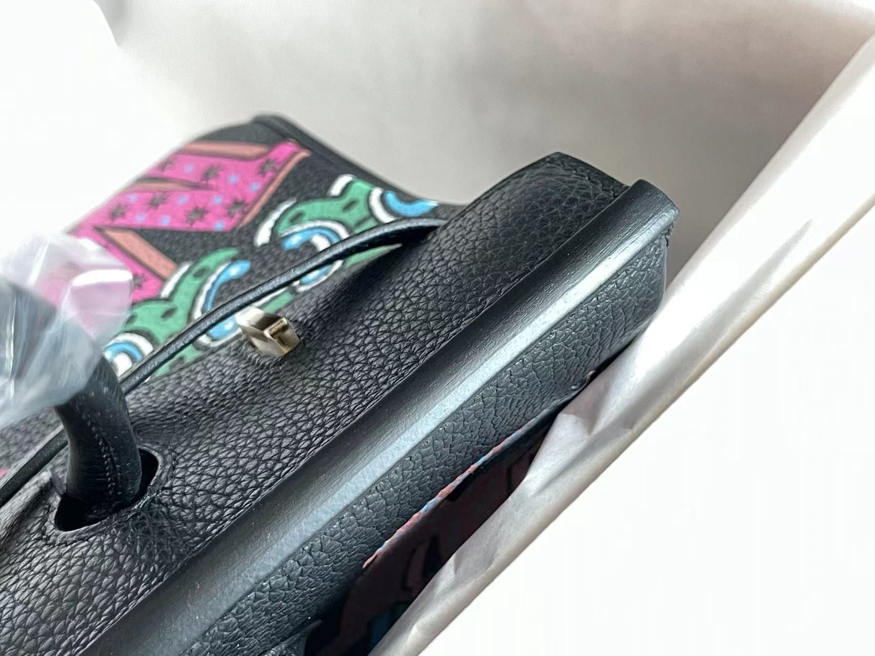 SAC BIRKIN 25 EN CUIR DE VEAU NOIR AVEC AUTOCOLLANT COLORÉ (FABRIQUÉ SUR COMMANDE)