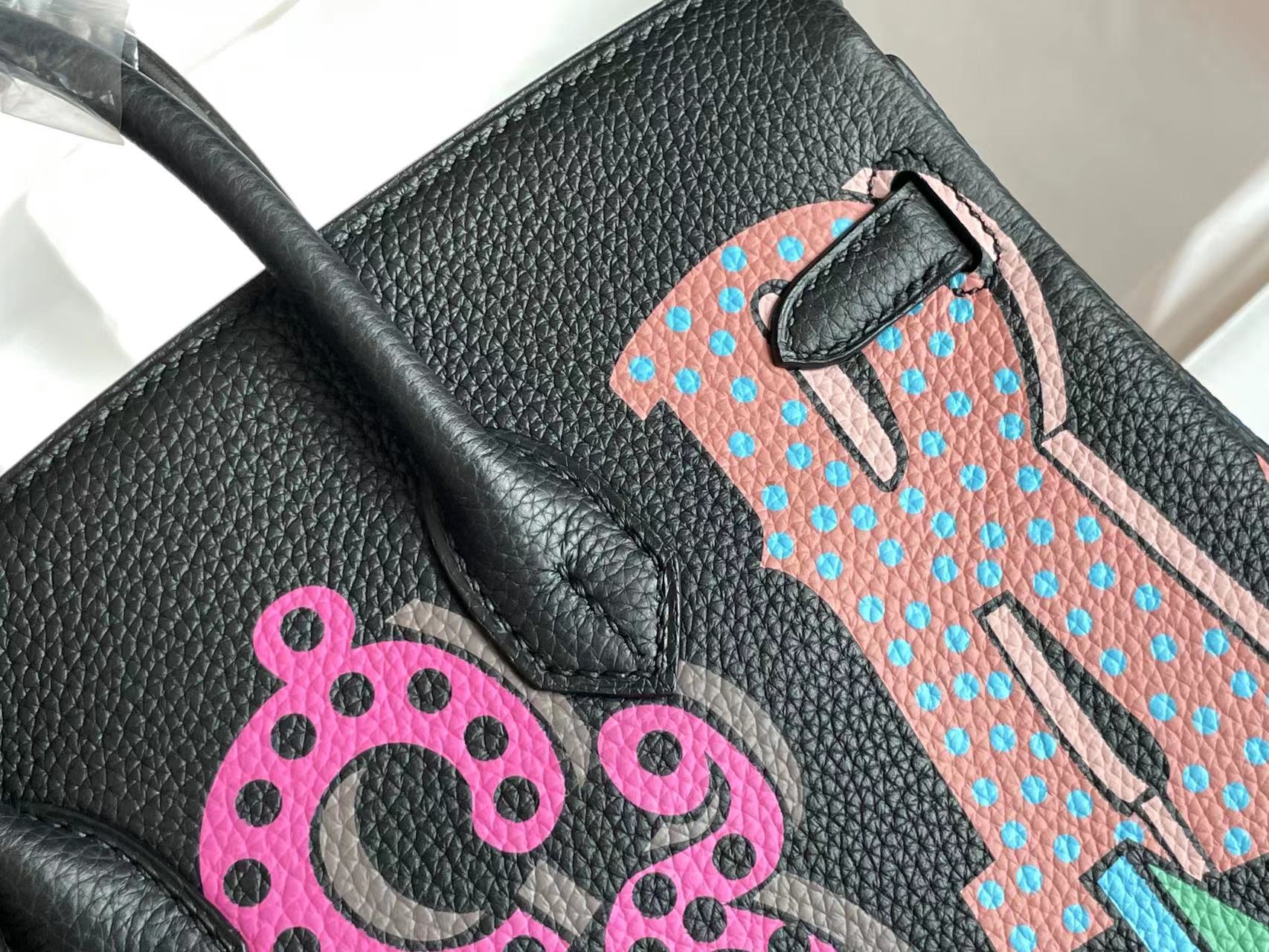 SAC BIRKIN 25 EN CUIR DE VEAU NOIR AVEC AUTOCOLLANT COLORÉ (FABRIQUÉ SUR COMMANDE)